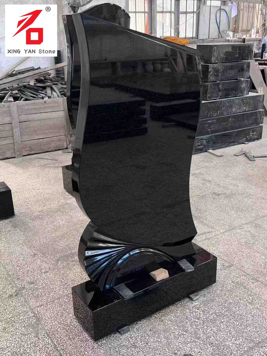 شاهد قبر فني على شكل أسود