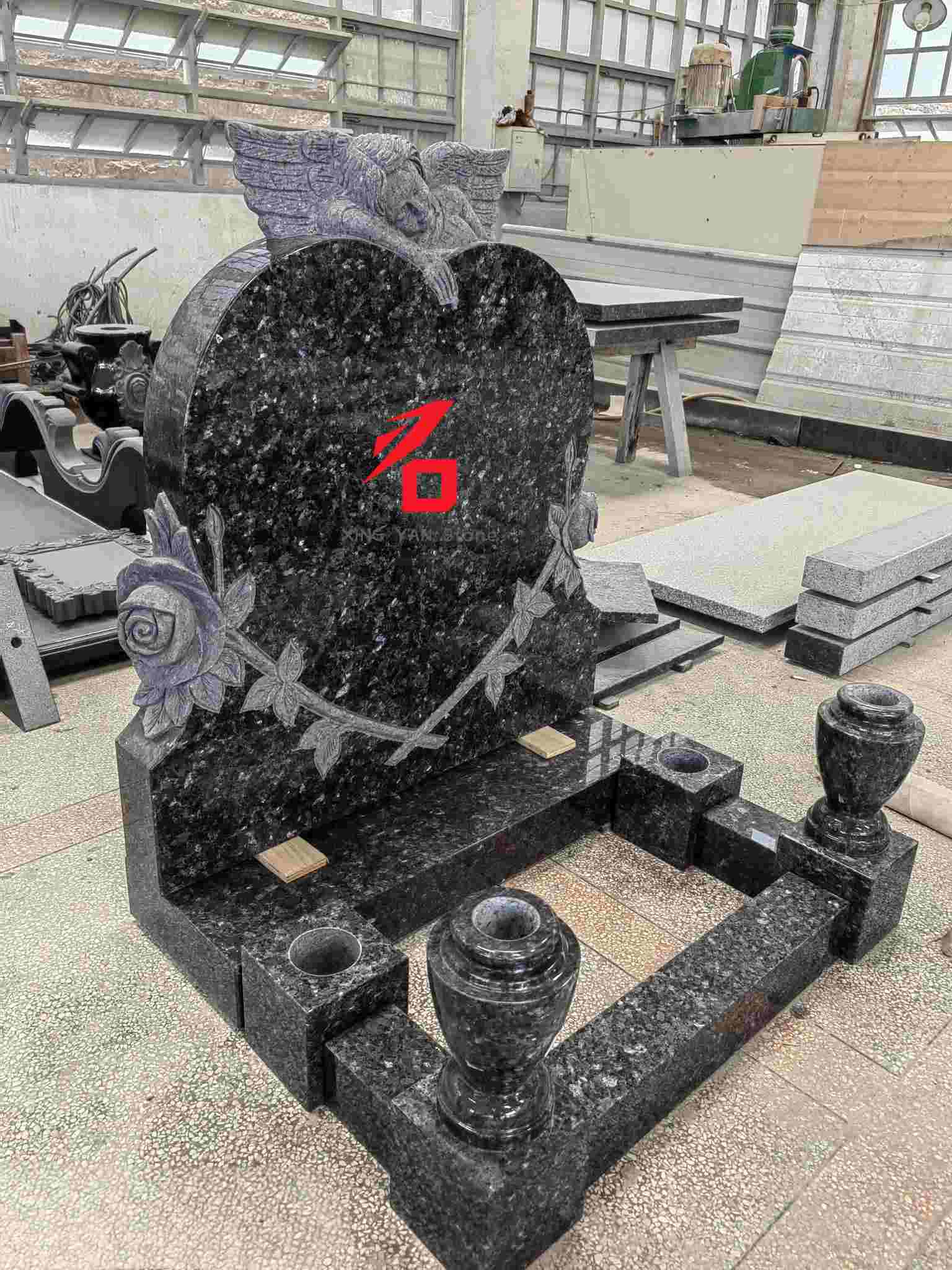 شاهد قبر الملاك التذكاري على شكل قلب من الجرانيت الأزرق اللؤلؤي