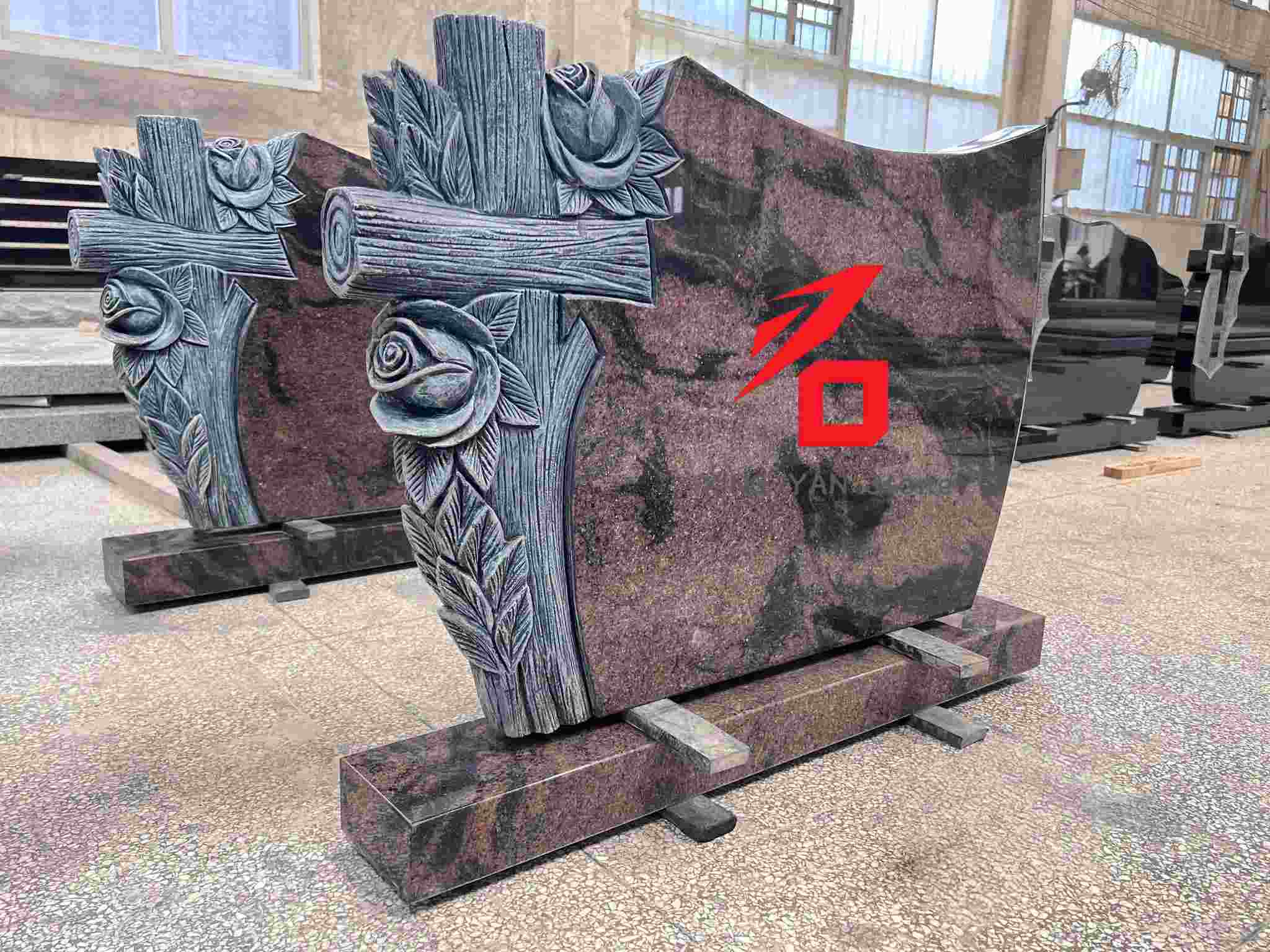 علامة مميزة على شكل وردة ونمط متقاطع