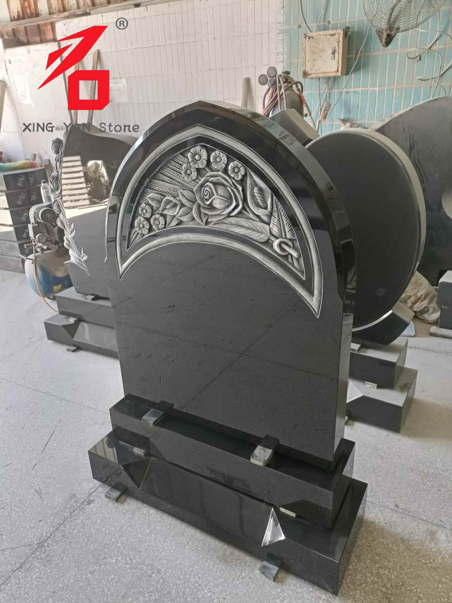 علامة مميزة منحوتة على شكل وردة، علامة مميزة مقوسة من الجرانيت الأسود